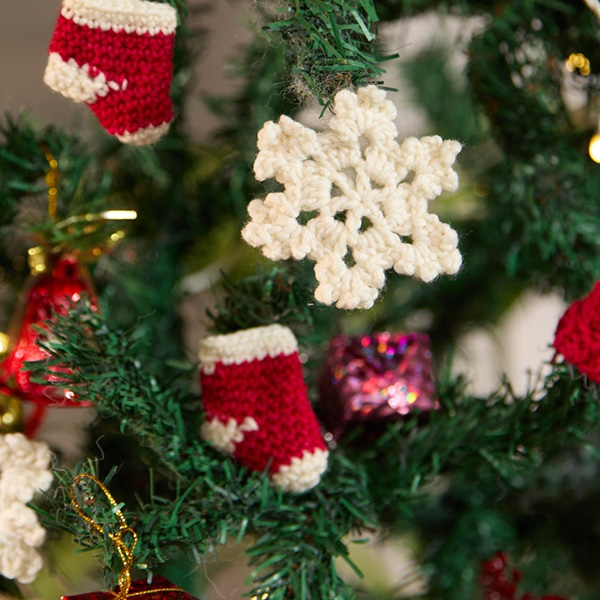 Christmas Yarn Ornaments: Crochet Creations with Leftover Yarn